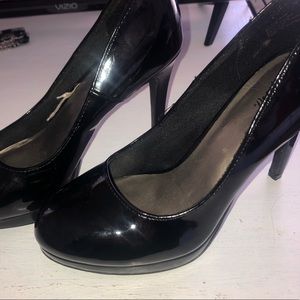 Fioni Black Leather Pumps